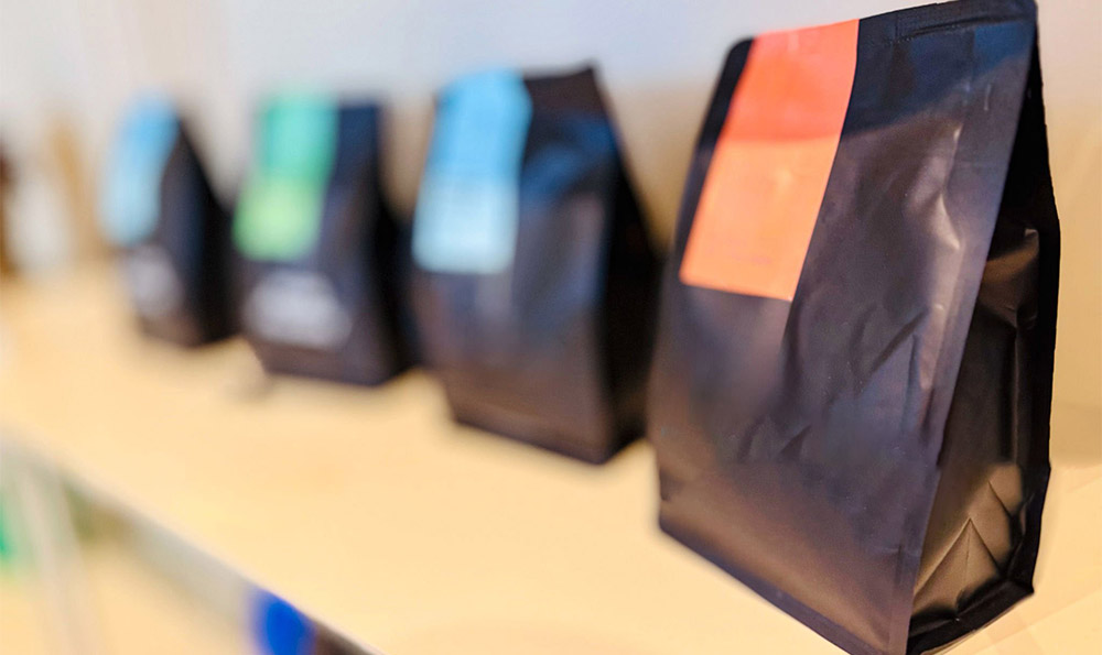 stock coffee bags قم بتخزين أكياس القهوة