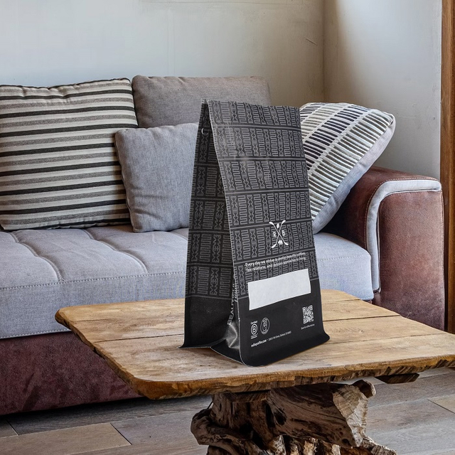 قابلة للتخصيص بالكامل أكياس القهوة السوداء في كرافت الأمامية مع صمام