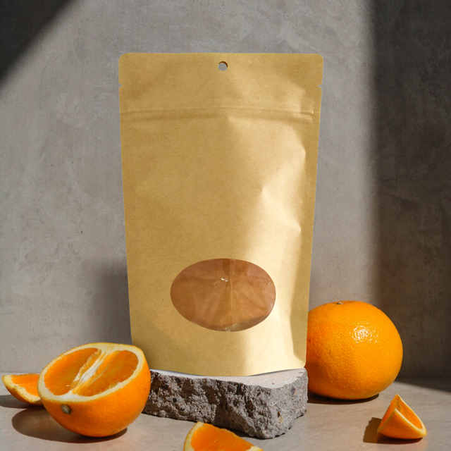 الوقوف أكياس مع النافذة